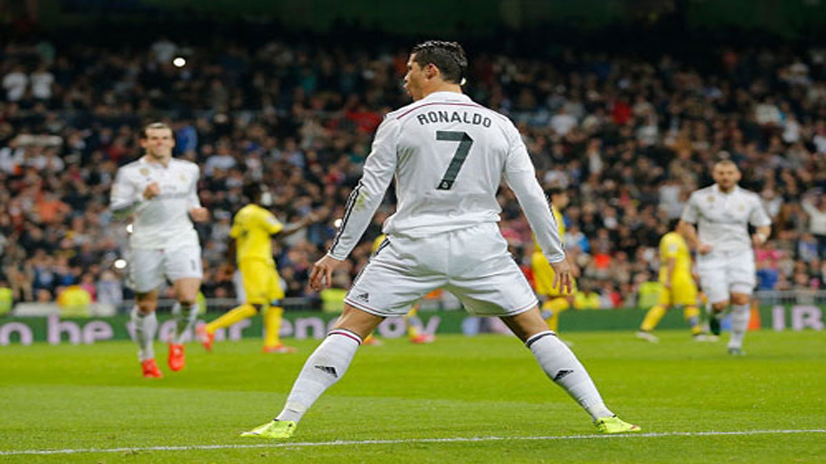 Ảnh Ronaldo trên sân cỏ