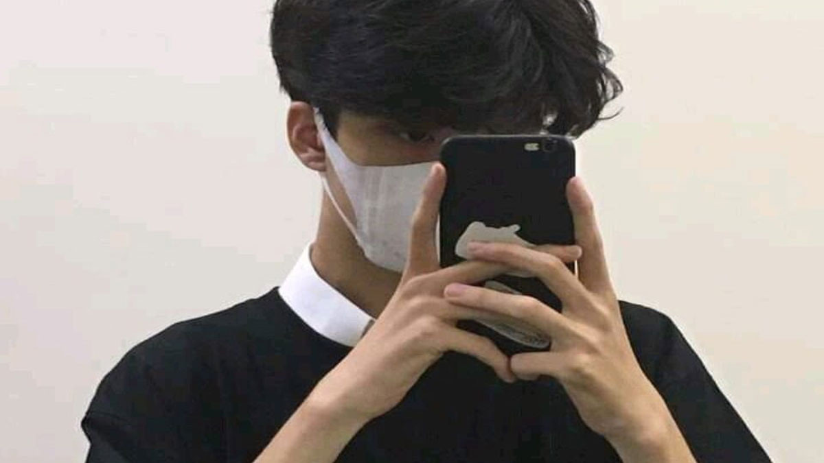 Ảnh trai đẹp che mặt cầm điện thoại