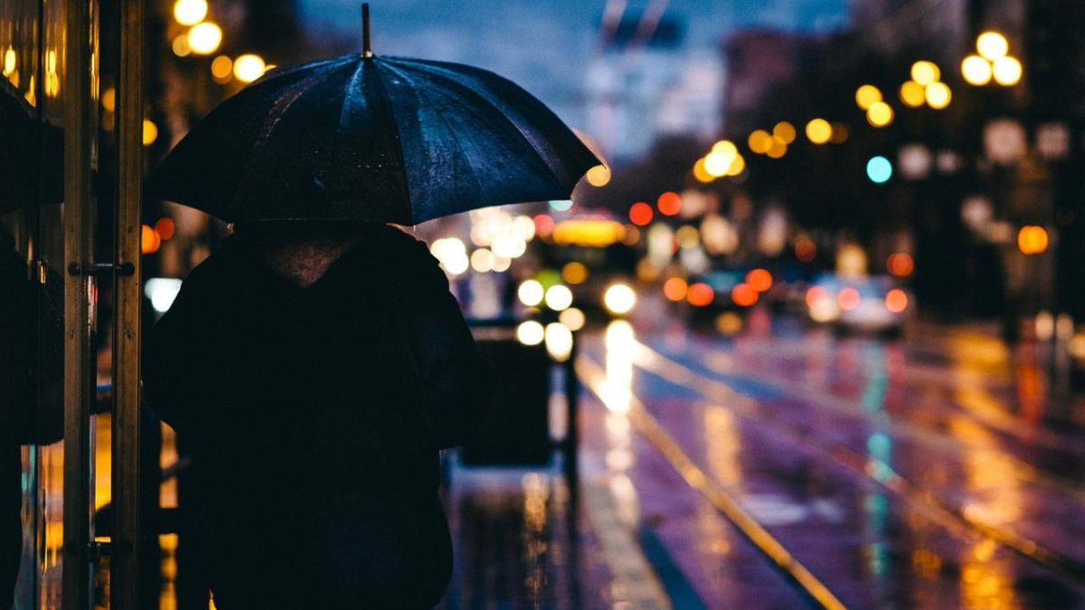 Bóng dáng nhỏ bé lạc lõng giữa không gian rộng lớn