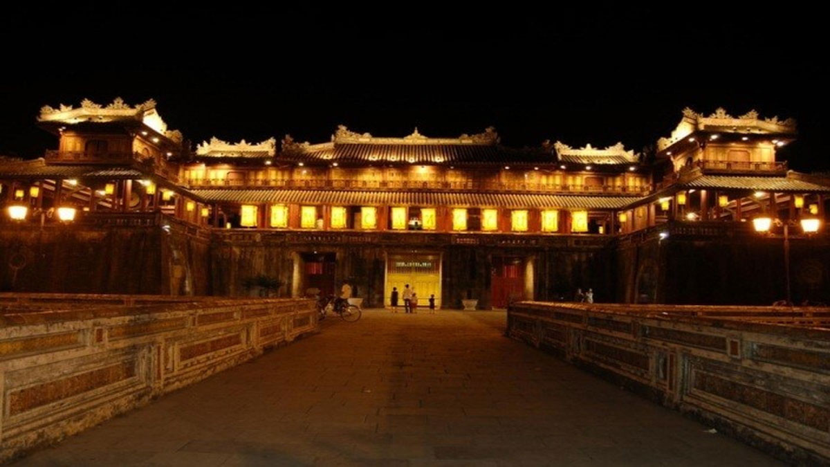 Cầu Tràng Tiền dưới ánh đèn