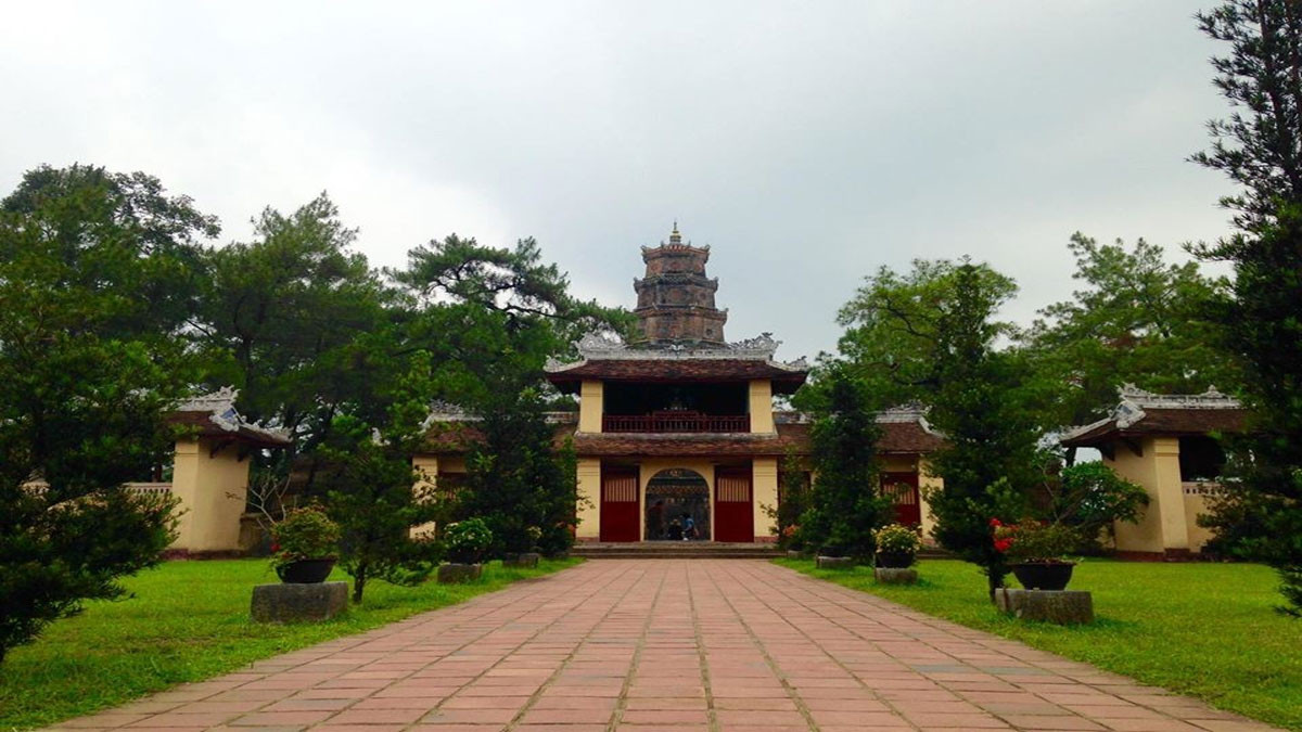 Điện Hòn Chén cổ kính
