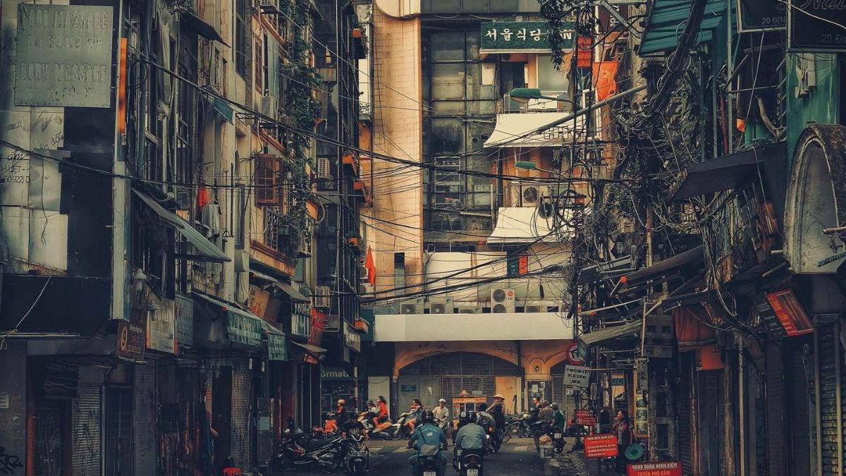 Hẻm nhỏ với ánh đèn vàng ấm cúng nhưng đầy nỗi cô đơn