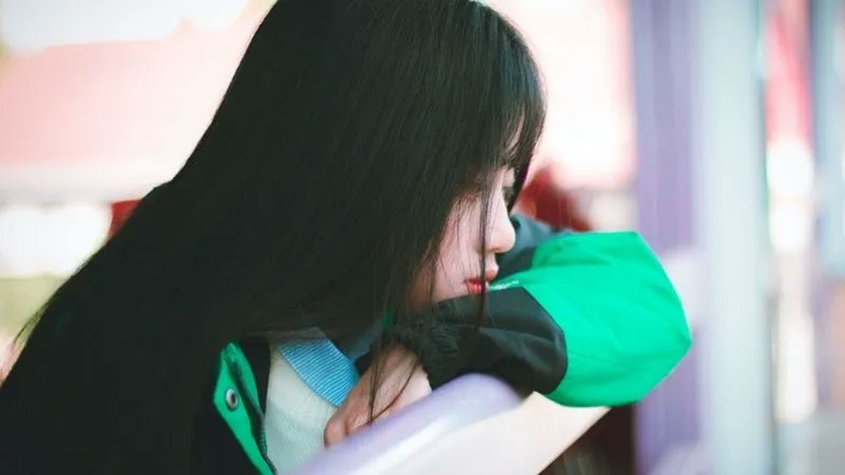 Hình ảnh avatar nữ buồn tủi ngồi ôm mặt khóc