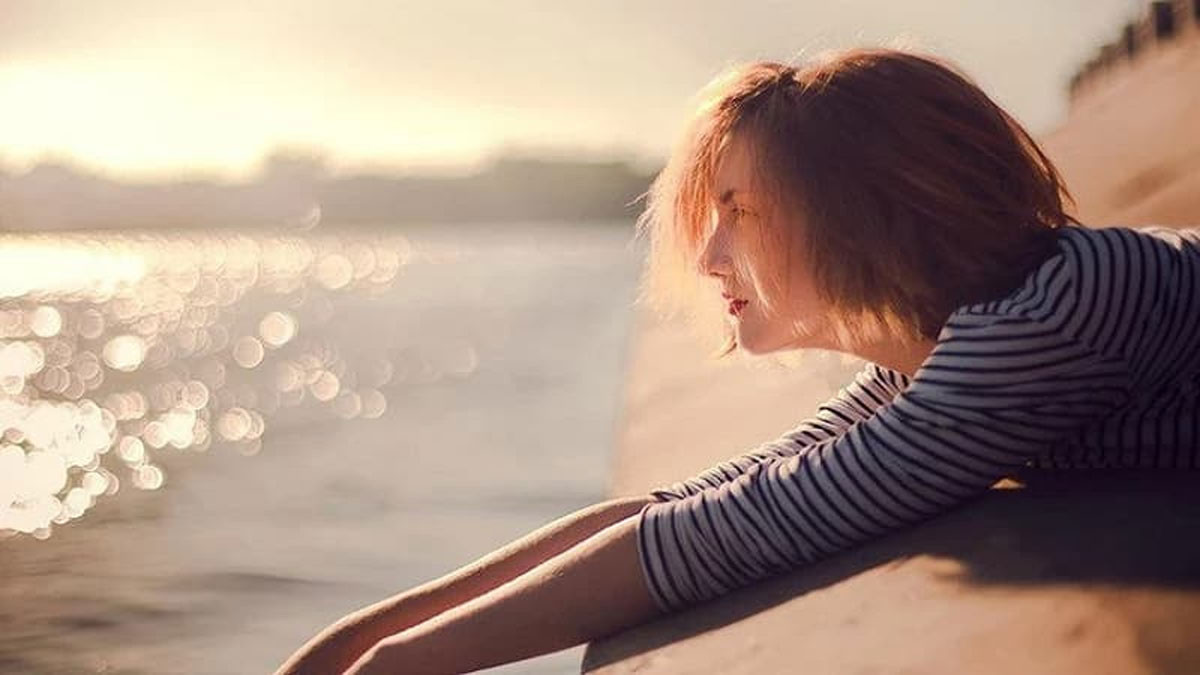 Hình ảnh buồn thể hiện sự nhắm mắt quên đi mọi thứ
