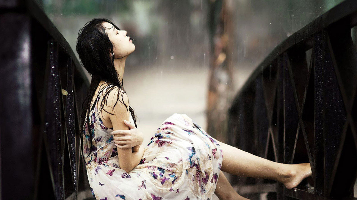 Hình ảnh đau khổ dưới mưa