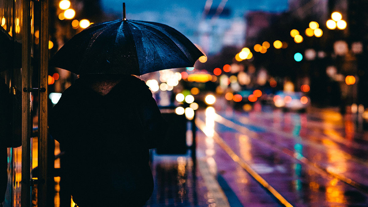 Hình ảnh đau khổ dưới mưa