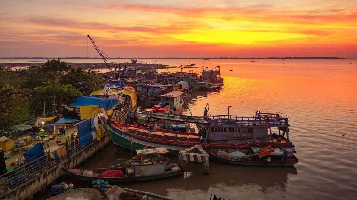 Khung cảnh buồn bên bờ kênh Sài Gòn