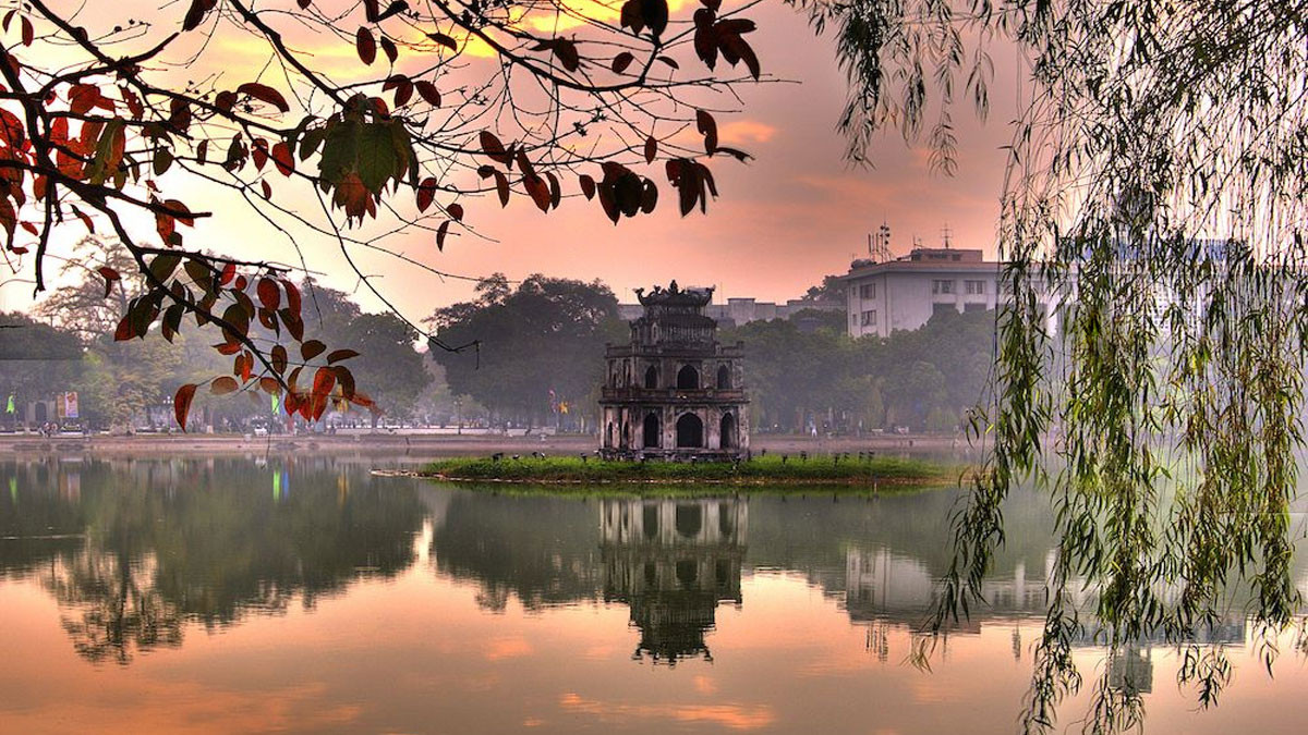 Khung cảnh hoàng hôn lung linh trên mặt hồ