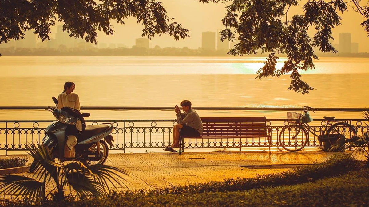 Một chiều hoàng hôn yên bình ven hồ