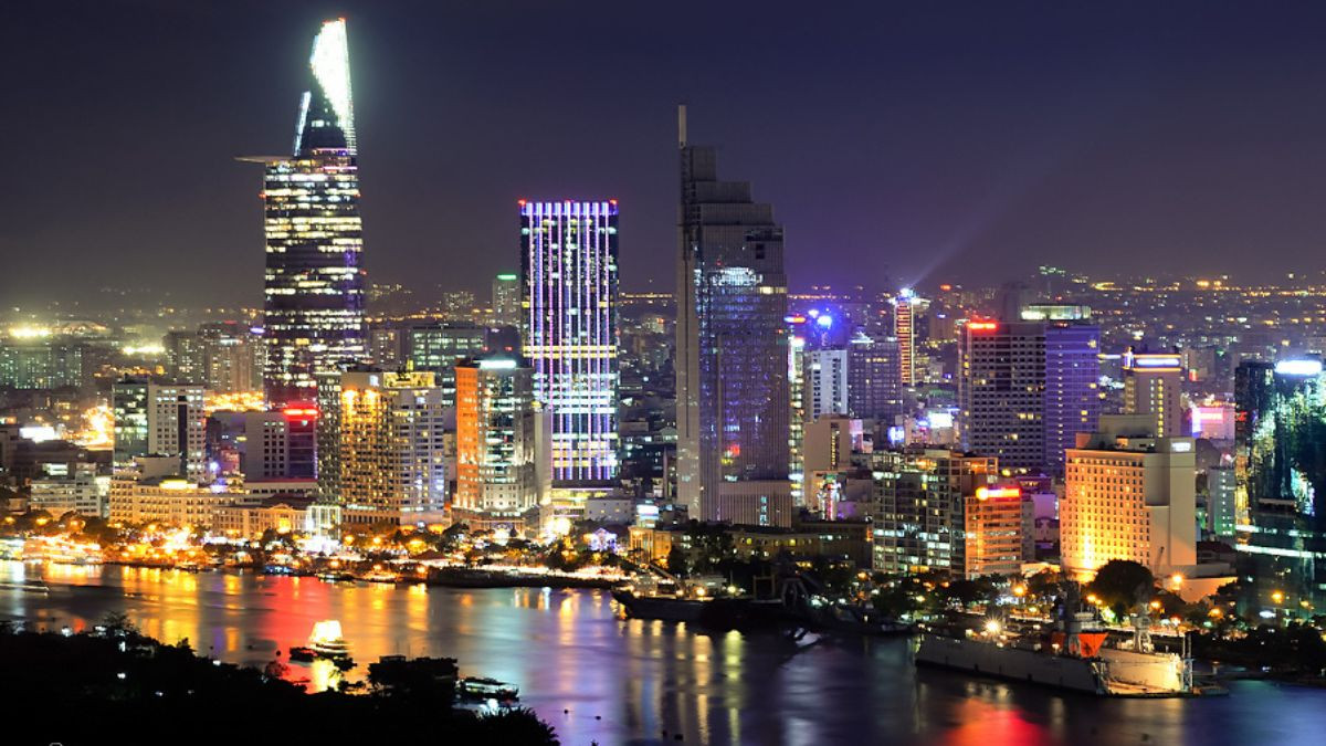 Ngôi nhà cổ dưới ánh đèn đường