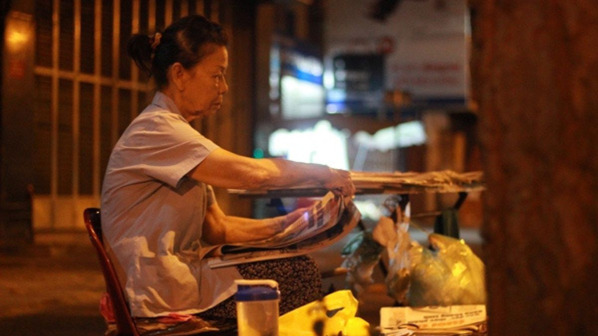 Người bán hàng rong giữa phố phường
