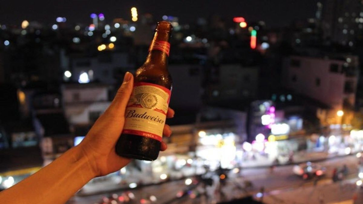Người ngồi thu mình trên phố