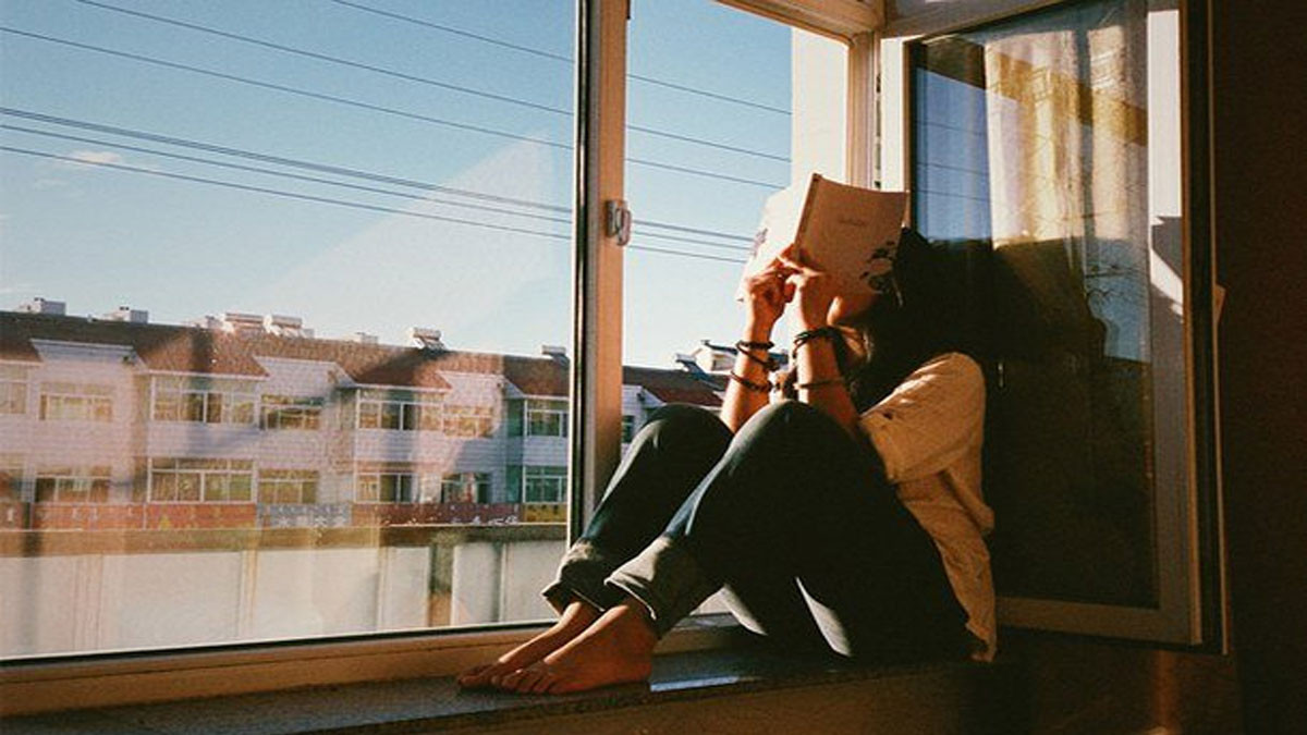 Nỗi buồn xuyên qua ô cửa
