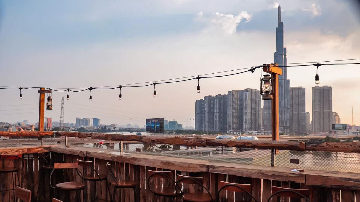 Quán cà phê rooftop vê vẻ trầm lặng trước cơn mưa