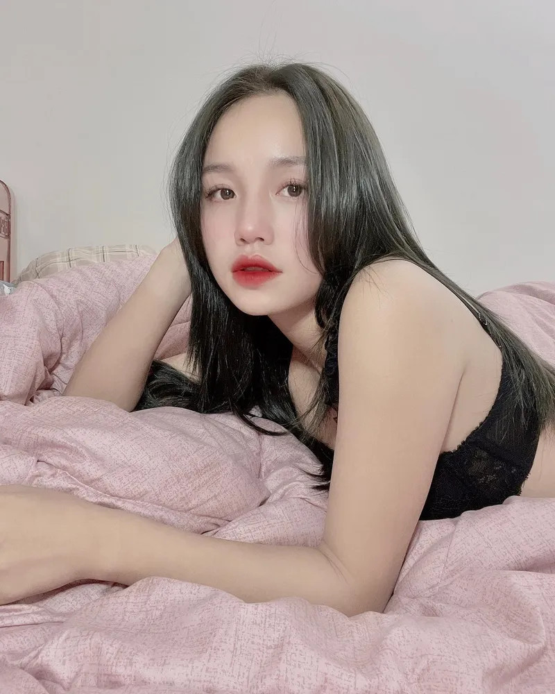 Thị Nhung khoe vẻ đẹp sexy