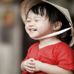 Trẻ em cười vui vẻ