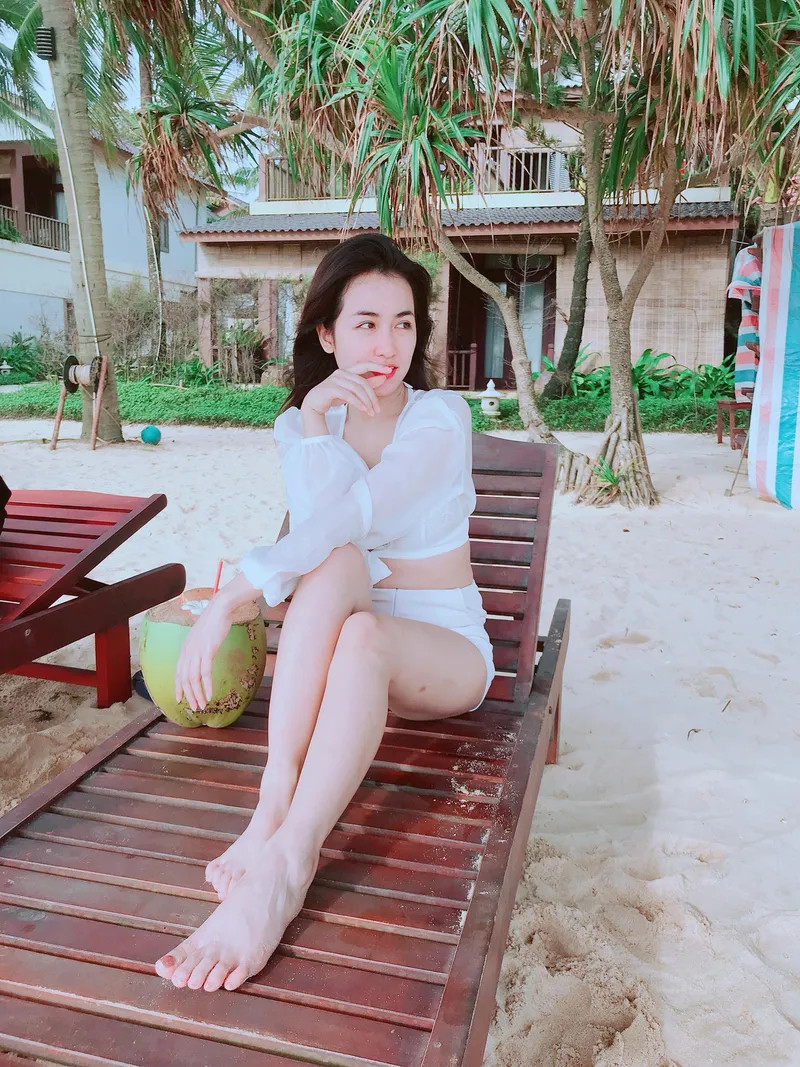Vẻ đẹp quyến rũ của DJ Trang Moon trong bikini